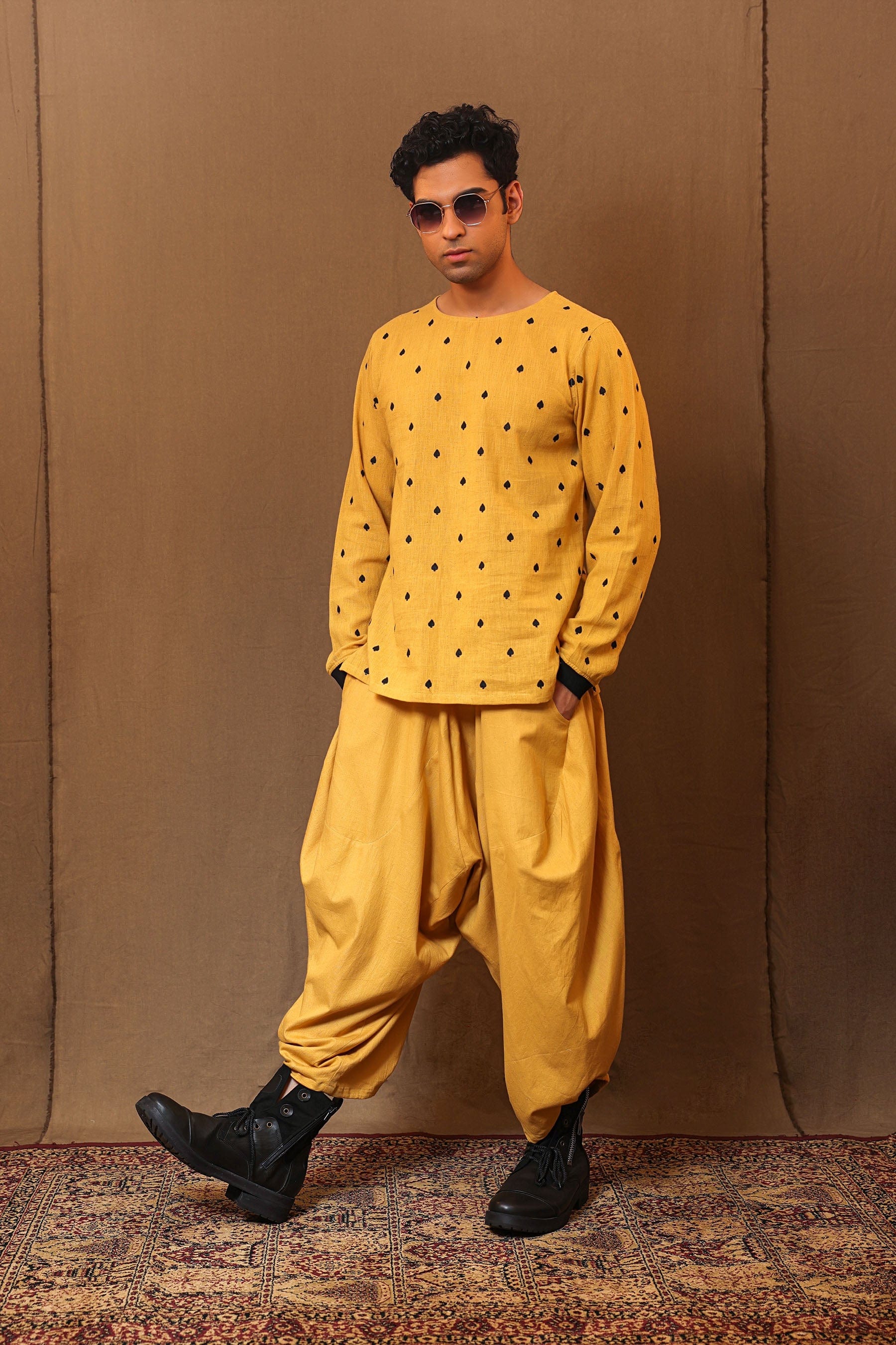 Elastic waist detail on men's mustard cotton baggy pants by MATI