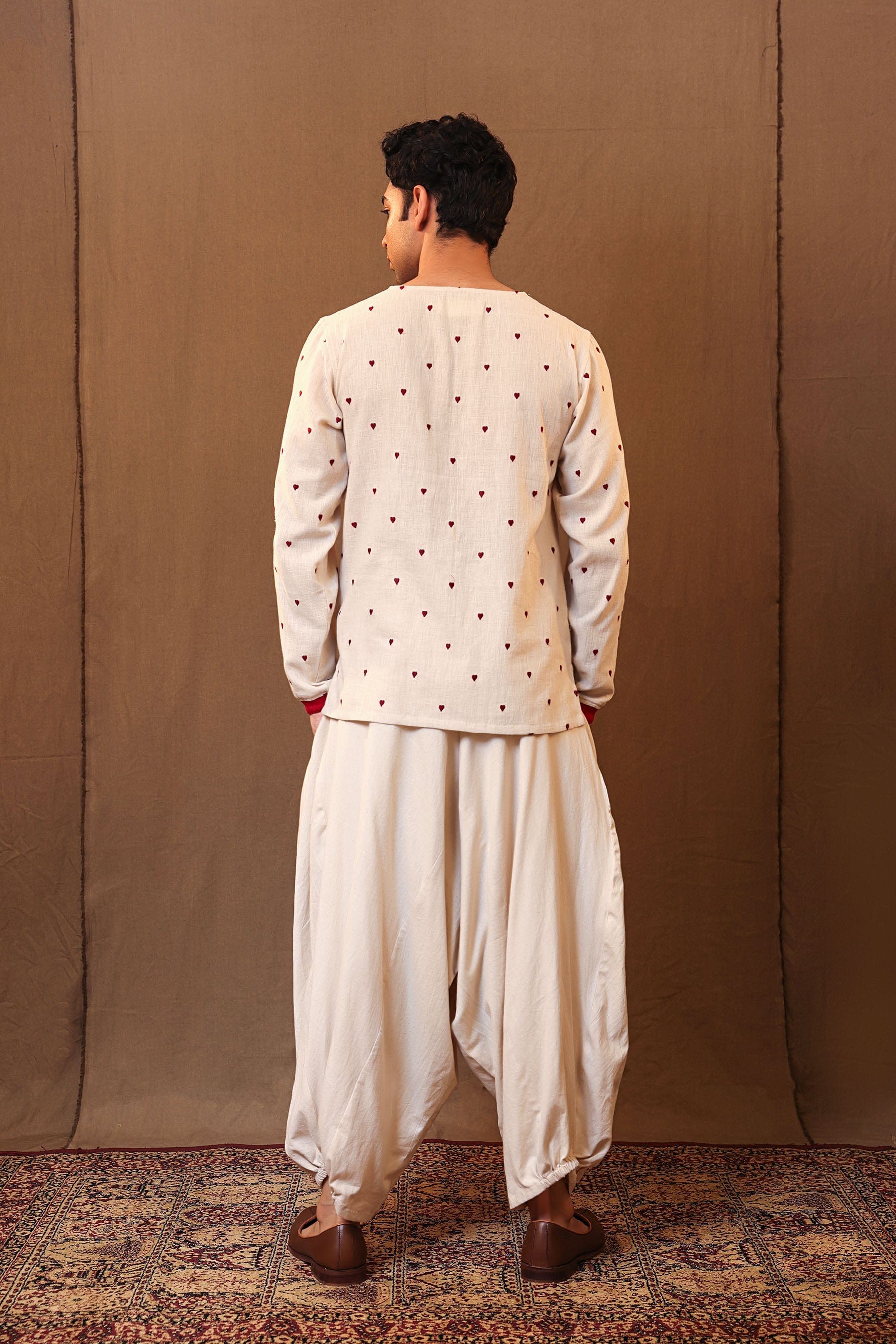Men's off-white baggy pants styled with kurta – MATI TAASH menswear